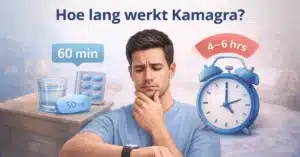 Man kijkt op horloge en denkt na over hoe lang Kamagra werkt met klok en tabletten naast hem