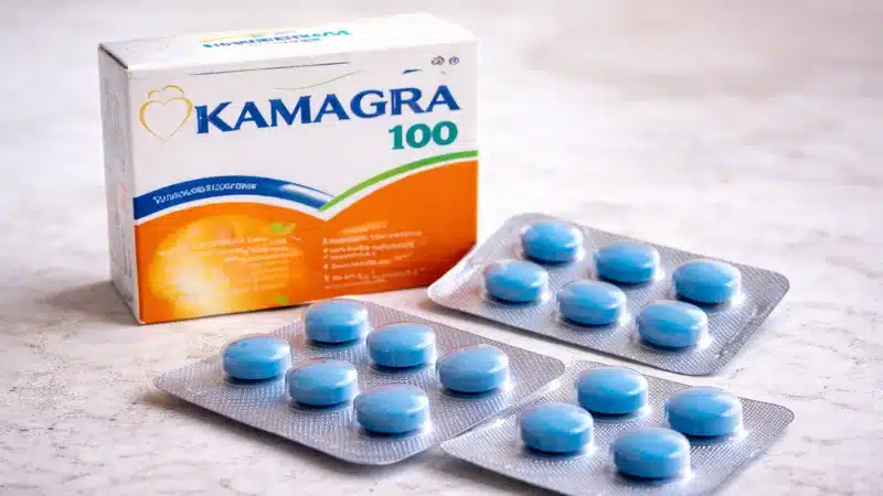 Kamagra 100mg tabletten in blisterverpakking met doos op tafel