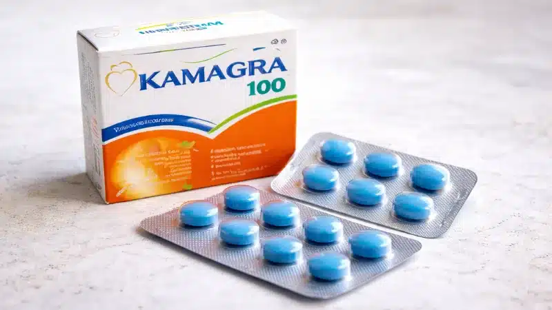 Kamagra 100mg tabletten met verpakking en blister op witte ondergrond